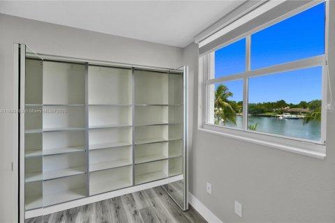 Condo in Miami Beach, Florida, 2 bedrooms  № 2039532 - photo 19