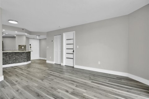 Condo in Miami Beach, Florida, 2 bedrooms  № 2039532 - photo 11