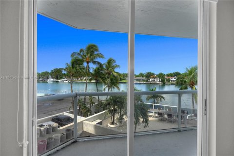 Condo in Miami Beach, Florida, 2 bedrooms  № 2039532 - photo 21