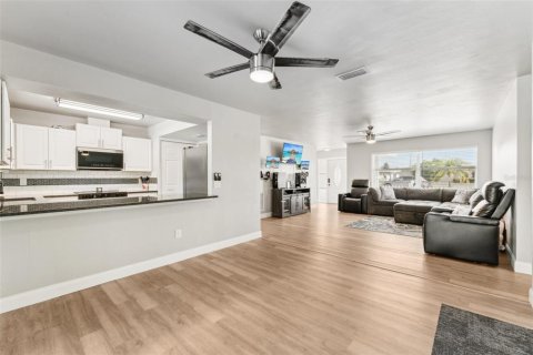 Villa ou maison à vendre à Cape Coral, Floride: 4 chambres, 155.33 m2 № 1747239 - photo 5