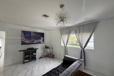 Снять в аренду виллу или дом в Майами, Флорида 1 спальня, 120.03м2, № 2027904 - фото 17