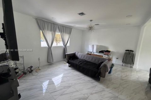 Снять в аренду виллу или дом в Майами, Флорида 1 спальня, 120.03м2, № 2027904 - фото 12