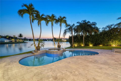 House in Pembroke Pines, Florida 5 bedrooms, 377.09 sq.m. № 1686389 - photo 9