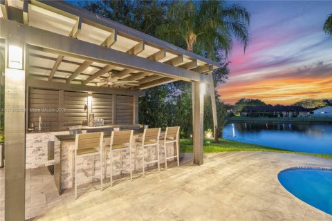 House in Pembroke Pines, Florida 5 bedrooms, 377.09 sq.m. № 1686389 - photo 10
