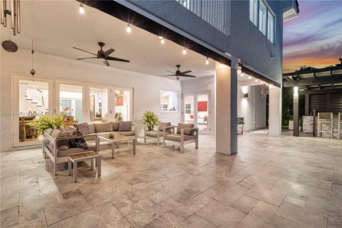 House in Pembroke Pines, Florida 5 bedrooms, 377.09 sq.m. № 1686389 - photo 3