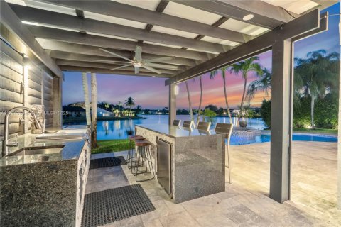 House in Pembroke Pines, Florida 5 bedrooms, 377.09 sq.m. № 1686389 - photo 12
