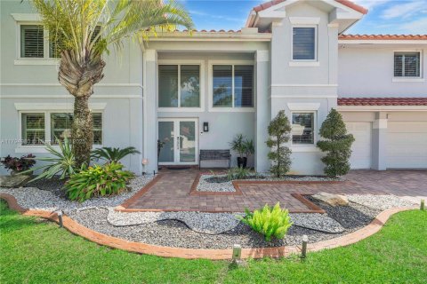 House in Pembroke Pines, Florida 5 bedrooms, 377.09 sq.m. № 1686389 - photo 2