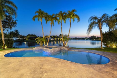 House in Pembroke Pines, Florida 5 bedrooms, 377.09 sq.m. № 1686389 - photo 8