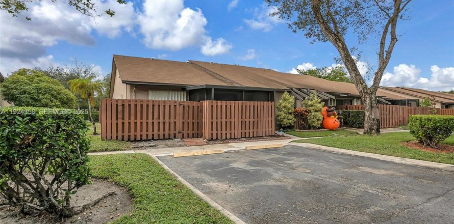 Дом в Санрайз, Флорида 2 спальни, 88.63м2 № 1982740