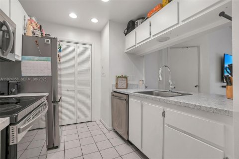 Купить виллу или дом в Санрайз, Флорида 2 спальни, 88.63м2, № 1982740 - фото 9