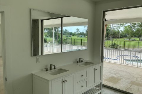 House in Sarasota, Florida 3 bedrooms, 222.97 sq.m. № 2213253 - photo 24