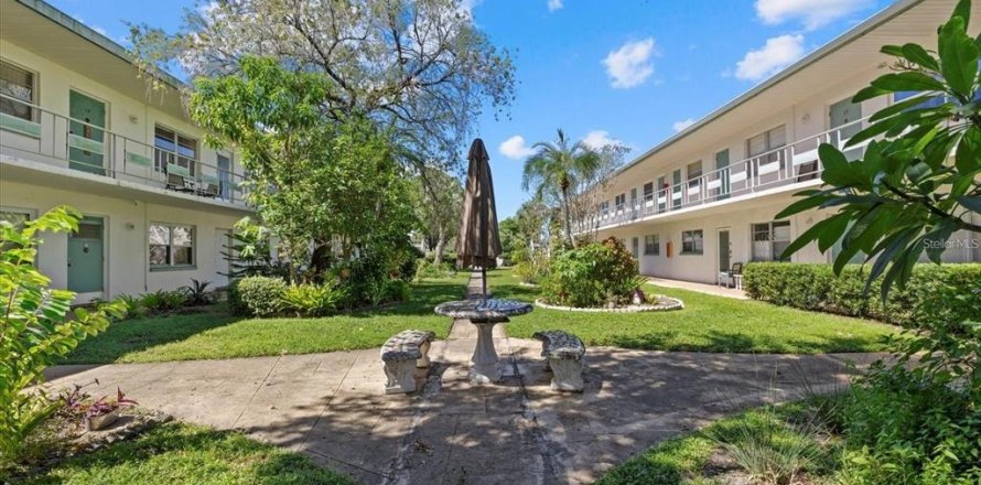 Condo in Saint Petersburg, Florida, 2 bedrooms № 1888593