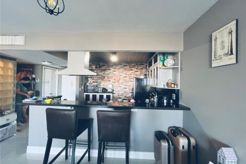 Купить кондоминиум в Халландейл-Бич, Флорида 1 спальня, 76.92м2, № 1958793 - фото 8