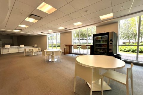 Купить кондоминиум в Халландейл-Бич, Флорида 1 спальня, 76.92м2, № 1958793 - фото 21