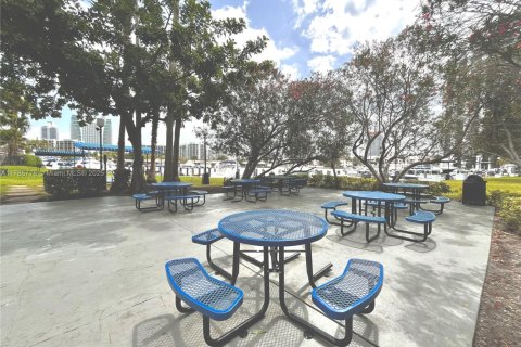 Купить кондоминиум в Халландейл-Бич, Флорида 1 спальня, 76.92м2, № 1958793 - фото 24