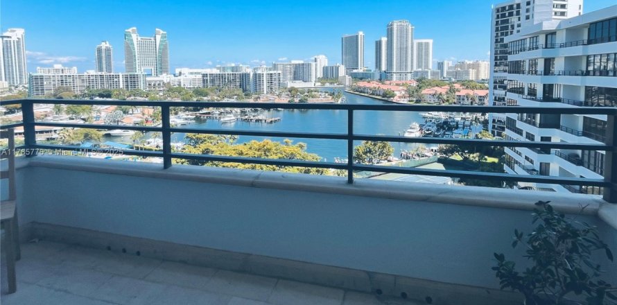 Кондоминиум с 1 спальней в Халландейл-Бич, Флорида № 1958793