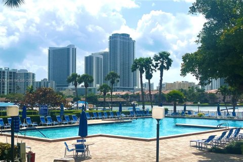 Купить кондоминиум в Халландейл-Бич, Флорида 1 спальня, 76.92м2, № 1958793 - фото 26