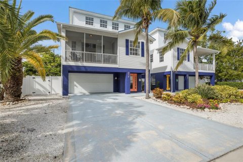 House in Holmes Beach, Florida 3 bedrooms, 211.91 sq.m. № 1642691 - photo 1