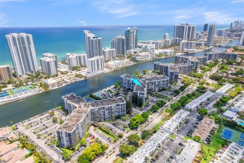 Copropriété à vendre à Hallandale Beach, Floride: 2 chambres, 104.98 m2 № 2083927 - photo 9