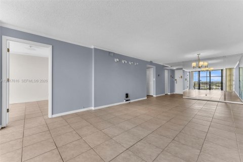 Copropriété à vendre à Hallandale Beach, Floride: 2 chambres, 104.98 m2 № 2083927 - photo 17
