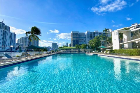 Condo à Hallandale Beach, Floride, 2 chambres  № 2083927