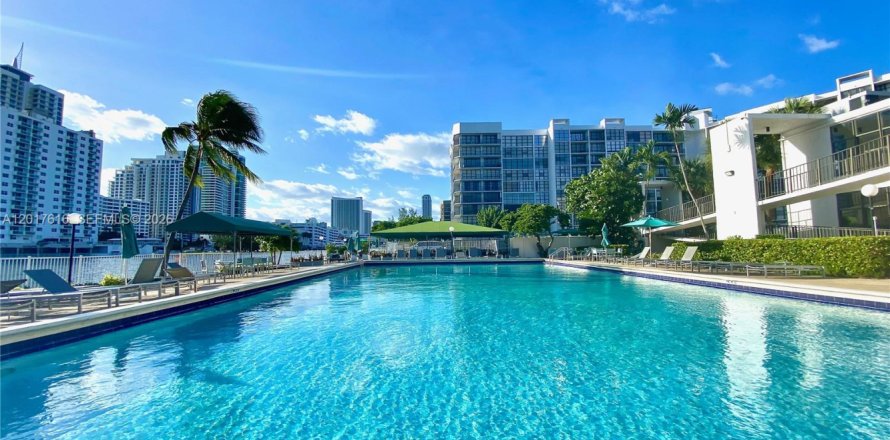 Condo à Hallandale Beach, Floride, 2 chambres № 2083927