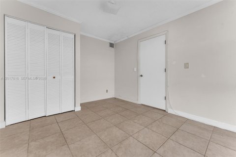 Copropriété à vendre à Hallandale Beach, Floride: 2 chambres, 104.98 m2 № 2083927 - photo 24