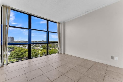Copropriété à vendre à Hallandale Beach, Floride: 2 chambres, 104.98 m2 № 2083927 - photo 13