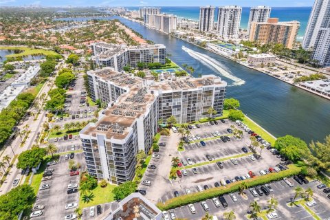 Copropriété à vendre à Hallandale Beach, Floride: 2 chambres, 104.98 m2 № 2083927 - photo 14