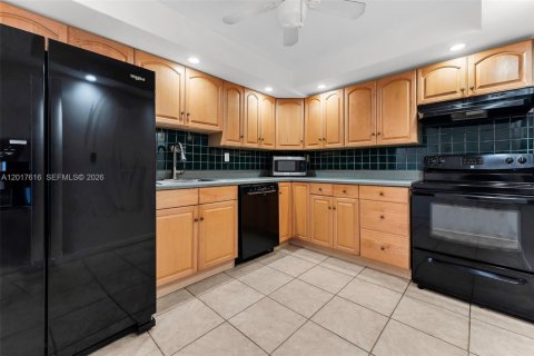 Copropriété à vendre à Hallandale Beach, Floride: 2 chambres, 104.98 m2 № 2083927 - photo 6
