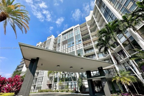 Copropriété à vendre à Hallandale Beach, Floride: 2 chambres, 104.98 m2 № 2083927 - photo 20
