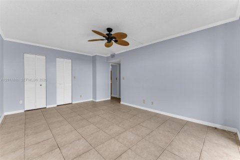 Copropriété à vendre à Hallandale Beach, Floride: 2 chambres, 104.98 m2 № 2083927 - photo 28