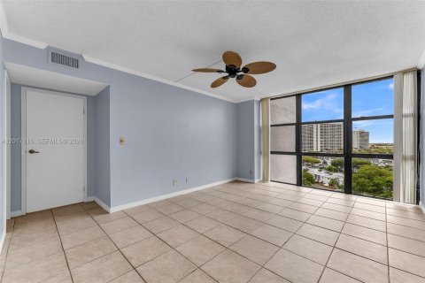Copropriété à vendre à Hallandale Beach, Floride: 2 chambres, 104.98 m2 № 2083927 - photo 27