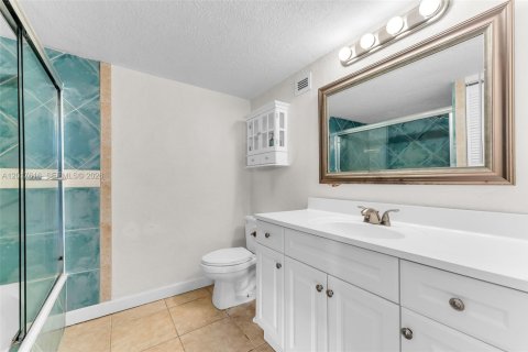 Copropriété à vendre à Hallandale Beach, Floride: 2 chambres, 104.98 m2 № 2083927 - photo 30