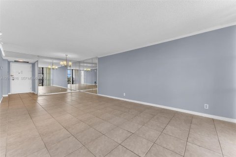 Copropriété à vendre à Hallandale Beach, Floride: 2 chambres, 104.98 m2 № 2083927 - photo 21
