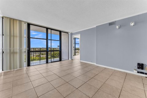 Copropriété à vendre à Hallandale Beach, Floride: 2 chambres, 104.98 m2 № 2083927 - photo 19