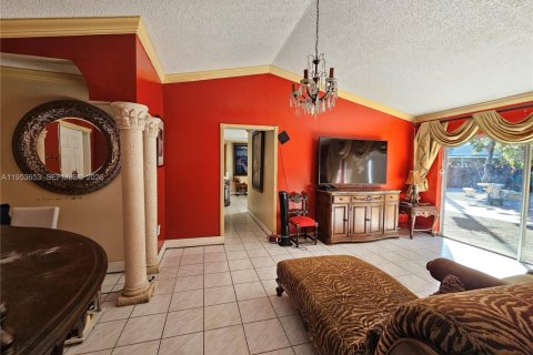 Casa en venta en Miami, Florida, 5 dormitorios, 211.45 m2 № 2007925 - foto 5