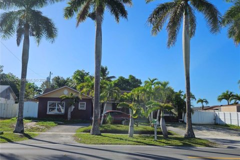 Casa en venta en Miami, Florida, 5 dormitorios, 211.45 m2 № 2007925 - foto 2