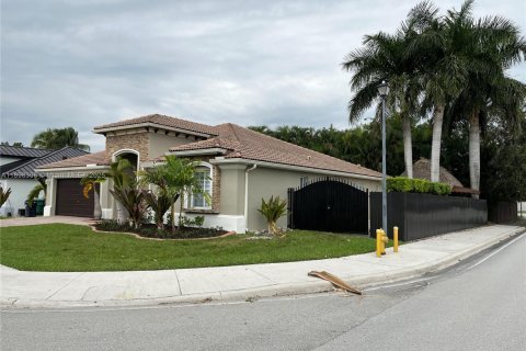 House in Miami, Florida 4 bedrooms, 177.35 sq.m. № 1950548 - photo 2