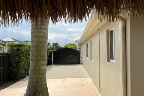 House in Miami, Florida 4 bedrooms, 177.35 sq.m. № 1950548 - photo 12