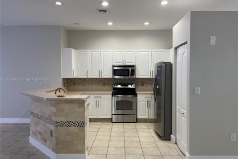 House in Miami, Florida 4 bedrooms, 177.35 sq.m. № 1950548 - photo 8