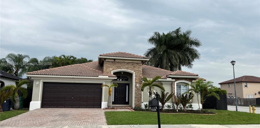 House in Miami, Florida 4 bedrooms, 177.35 sq.m. № 1950548