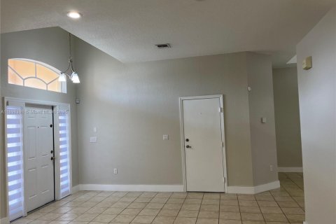 House in Miami, Florida 4 bedrooms, 177.35 sq.m. № 1950548 - photo 5