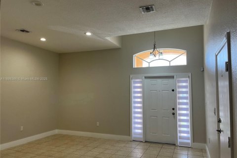 House in Miami, Florida 4 bedrooms, 177.35 sq.m. № 1950548 - photo 4