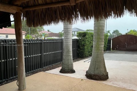 House in Miami, Florida 4 bedrooms, 177.35 sq.m. № 1950548 - photo 11