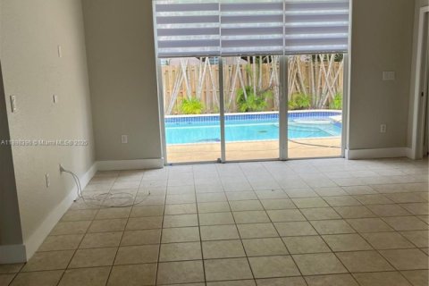 House in Miami, Florida 4 bedrooms, 177.35 sq.m. № 1950548 - photo 9