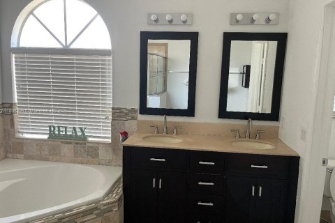 House in Miami, Florida 4 bedrooms, 177.35 sq.m. № 1950548 - photo 10