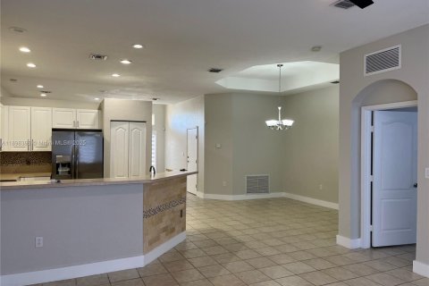 House in Miami, Florida 4 bedrooms, 177.35 sq.m. № 1950548 - photo 7