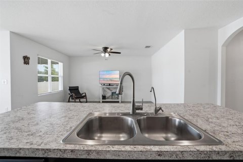 House in Zephyrhills, Florida 3 bedrooms, 157 sq.m. № 2230542 - photo 13