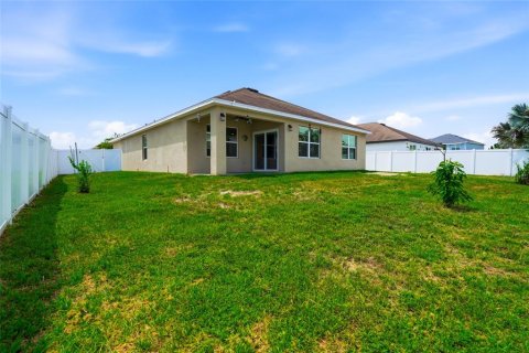 House in Zephyrhills, Florida 3 bedrooms, 157 sq.m. № 2230542 - photo 24